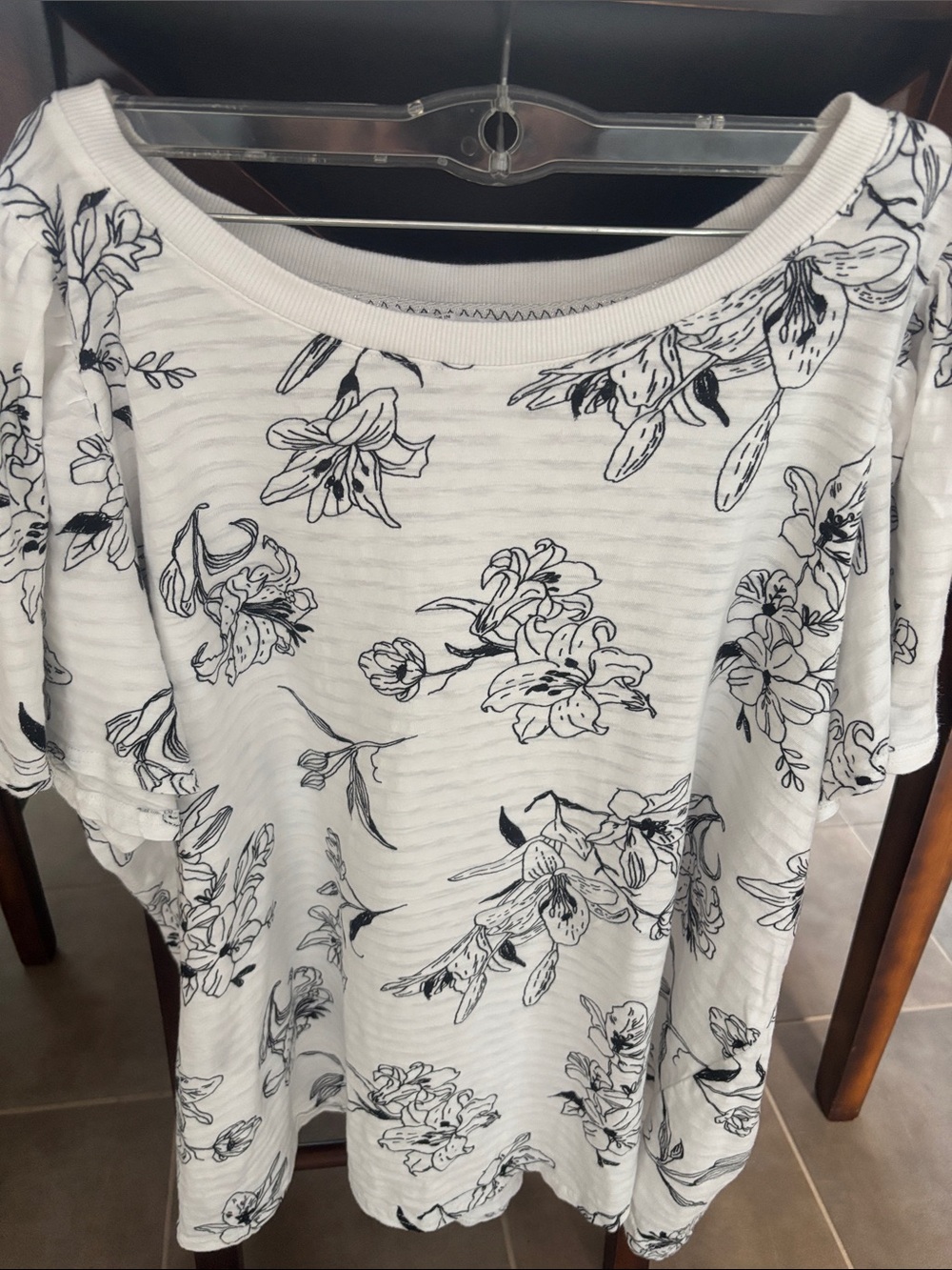 Jane & Delancey Women's White Black Floral V-Neck Blouse size 1 x